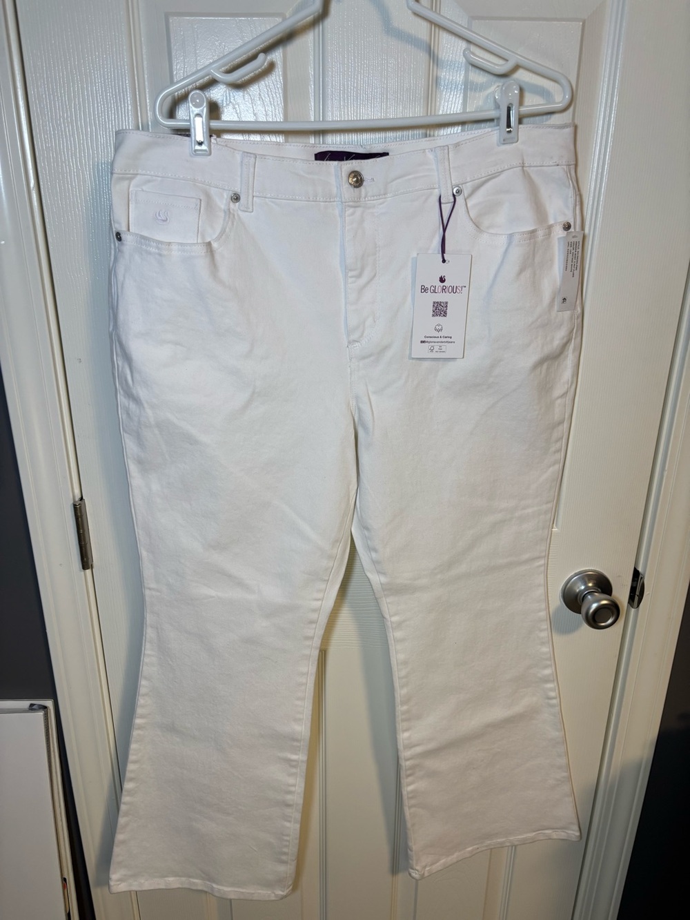 White Gloria Vanderbilt bootcut jeans with slimming panel-size 16Short NWT